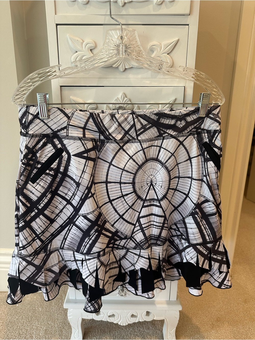 Black & White Graphic Circle Ruffle golf  Skort